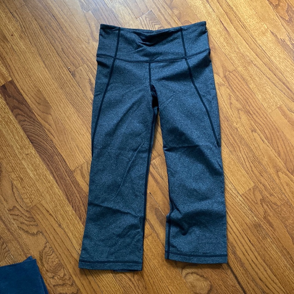 Grey lululemon cropped leggings
